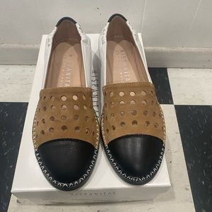Hispanitas Black and Brown Leather Soho Flats